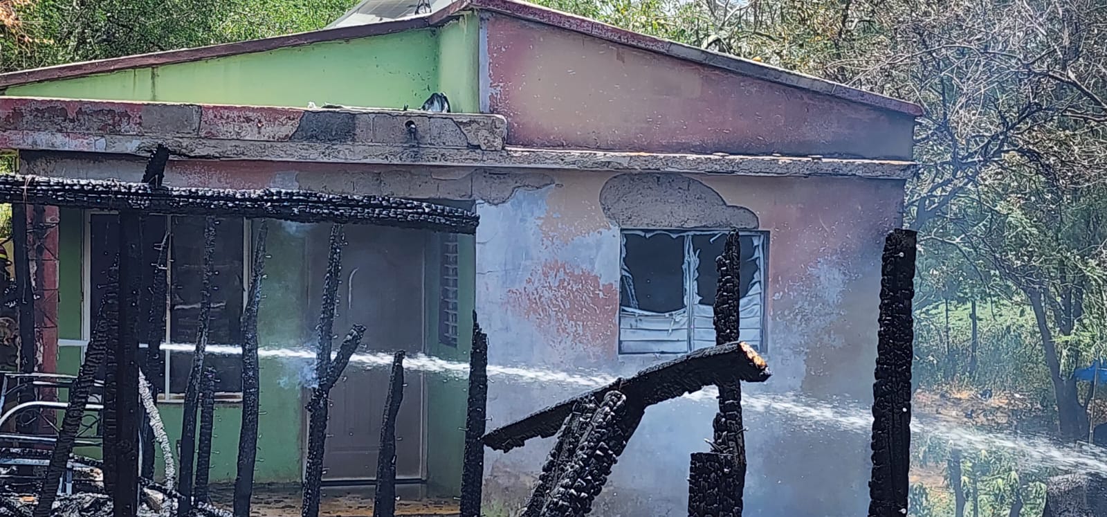 Incendio reduce a cenizas 3 viviendas en Sabaneta , Santiago Rodrìguez
