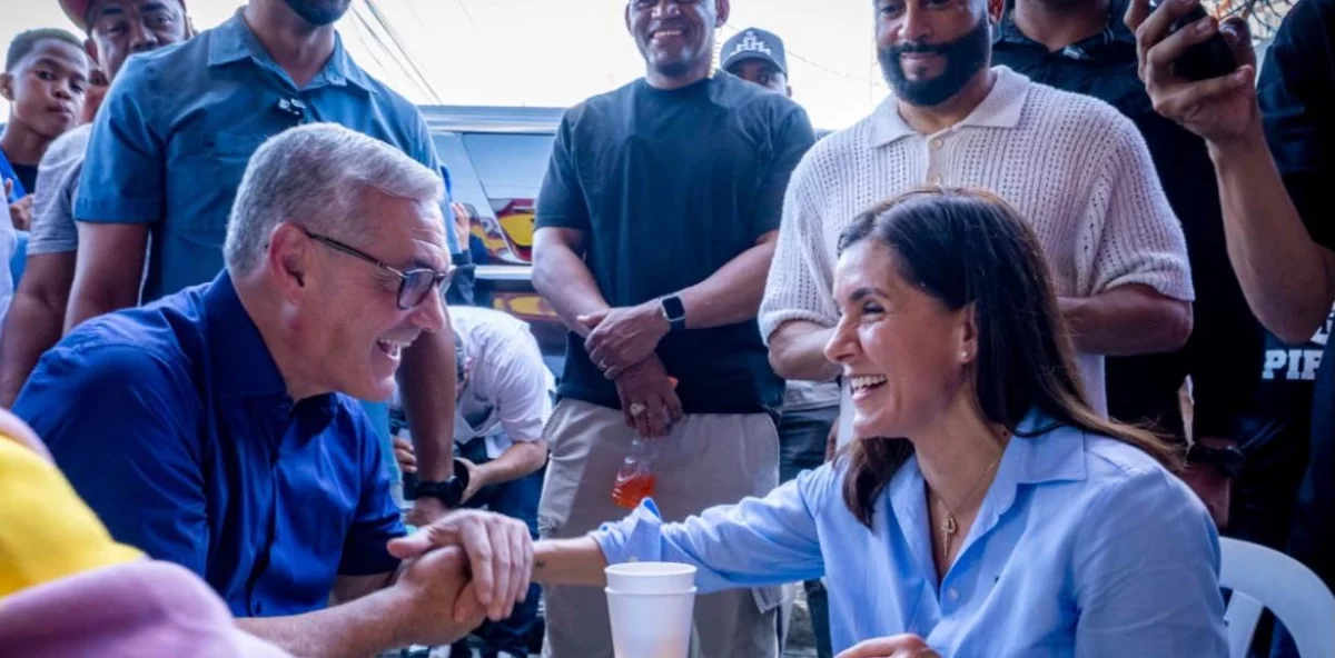 Embajadora Leah Campos  comparte en colmadón de Baní con Gonzalo, Omar y Alofoke