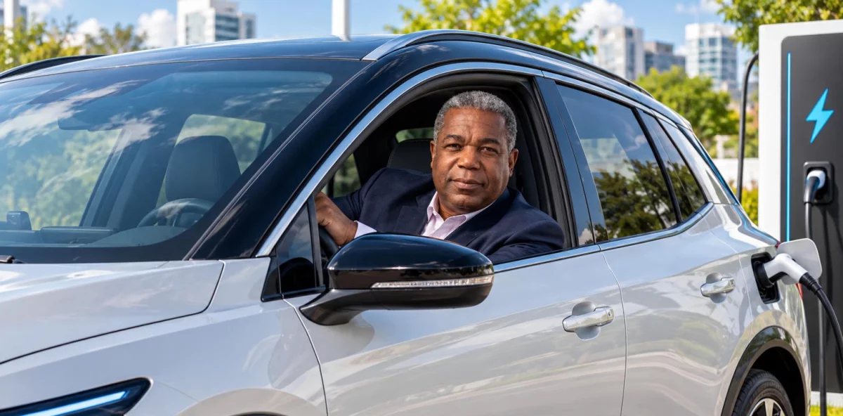 “Quienes se quejan por altos precios de combustibles que compren carros eléctricos”: Tony Peña Guaba