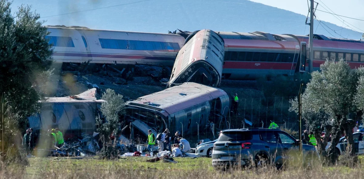 Aumenta a 64 las victimas mortales en choque de trenes en el centro de España