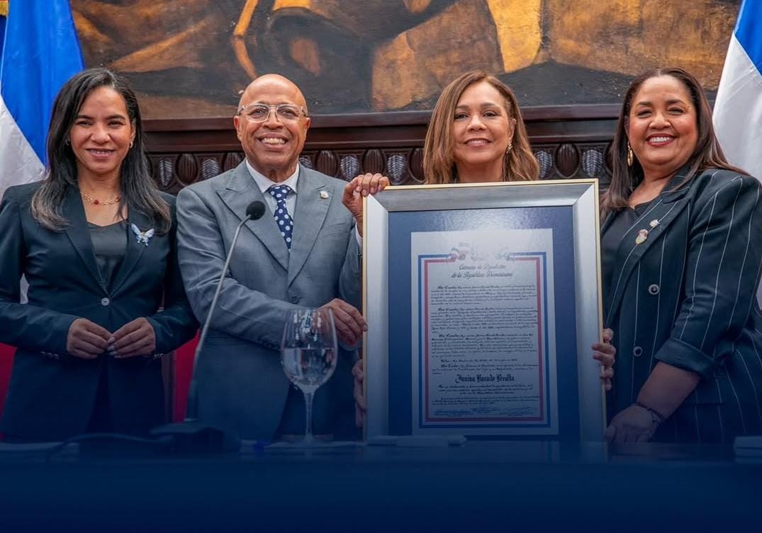 Juan Luis Guerra celebra reconocimiento a nuestra Janina Rosado en Càmara de Diputados