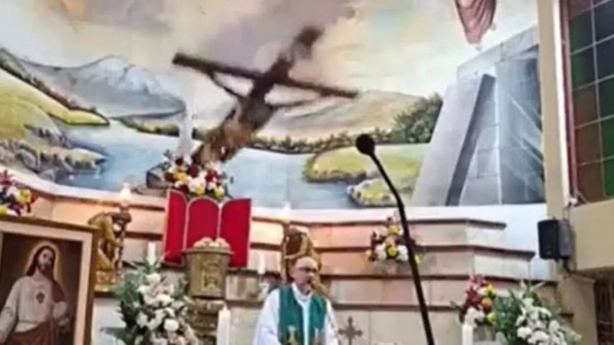 El sacerdote Patricio Sànchez  muere al caerle una cruz de madera durante una misa en Ecuador